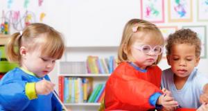 Les accueillantes d'enfants revendiquent leur statut de salariées