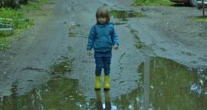 Inondations : aide psychologique et soutien financier pour les structures d'accueil de la petite enfance