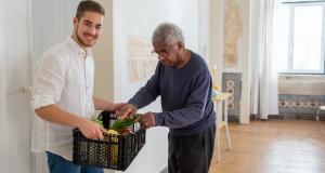 Garde à domicile : salaire, formation et débouchés