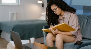 Devenir indépendant dans le social et la santé : conseils, ressources et témoignages