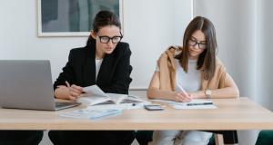 Assistant social : quelles spécialisations et formations après le bachelier en Belgique ?