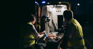 Dans les coulisses du travail de nuit avec une infirmière, un éducateur et un ambulancier