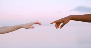 Quand les mots manquent, le toucher parle : la communication non verbale en soin