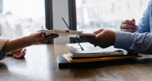 Exclusion des chômeurs longue durée : les CPAS en alerte, les travailleurs sociaux sous tension