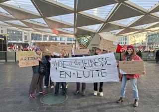 "On ne parvient plus à faire notre travail" : au cœur de la manifestation avec des travailleurs de l’Aide à la jeunesse