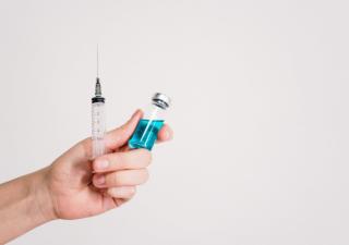 Vaccination des jeunes enfants : les sages-femmes bientôt autorisées