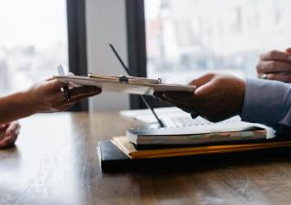 Exclusion des chômeurs longue durée : les CPAS en alerte, les travailleurs sociaux sous tension