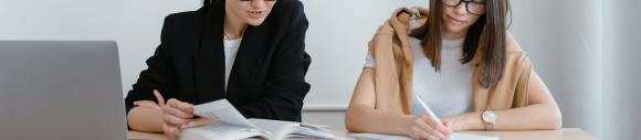 Assistant social : quelles spécialisations et formations après le bachelier en Belgique ?