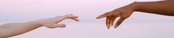 Quand les mots manquent, le toucher parle : la communication non verbale en soin