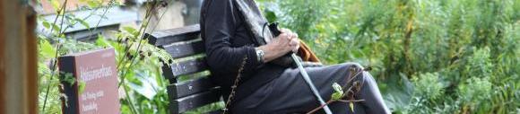 Travailler dans une maison de repos : métiers, salaires et avantages extralégaux 