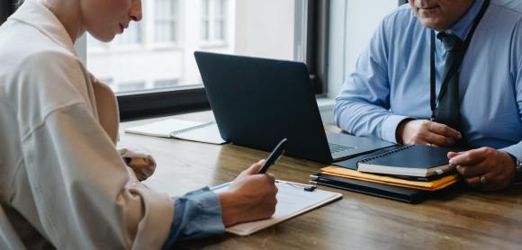 Travailler dans le social&nbsp;: le CDI est-il toujours le Saint Graal&nbsp;?