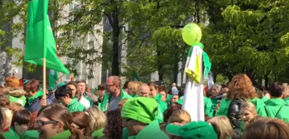 8.000 personnes ont manifesté pour le non-marchand (VIDEO)