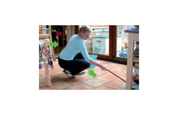 Aides ménagères : protégez votre dos