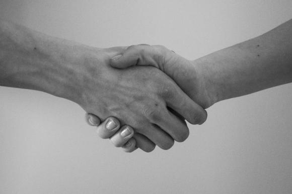 Clientélisme et travail social, ces amis de longue date