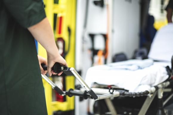 Les blouses blanches ont aussi le blues en France: urgences en grève