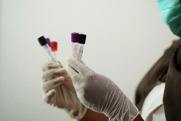 Covid-19 : Iriscare sensibilise le personnel des institutions de soins bruxelloises à la vaccination