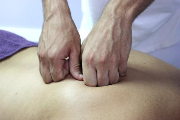 Devenir ostéopathe&nbsp;: un métier manuel qui analyse le corps humain