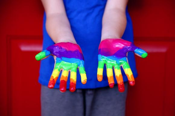La communauté LGBTQI+ se mobilise pour la création d'un centre de santé arc-en-ciel