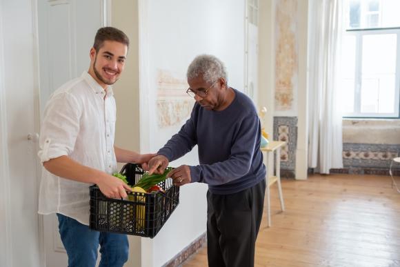 Garde à domicile&nbsp;: salaire, formation et débouchés