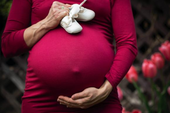 Enceinte et travailleuse de la santé et du social&nbsp;: quid de l'écartement, du congé d'allaitement