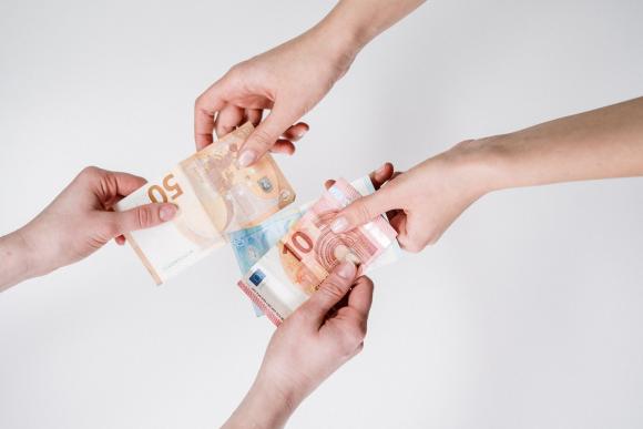 Travailleuse sociale : que faire si mon collègue est mieux payé que moi ?