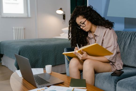 Devenir indépendant dans le social et la santé : conseils, ressources et témoignages