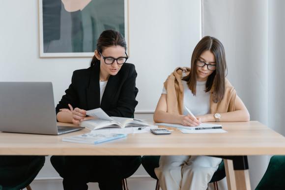 Assistant social&nbsp;: quelles spécialisations et formations après le bachelier en Belgique&nbsp;?