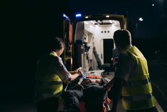 Dans les coulisses du travail de nuit avec une infirmière, un éducateur et un ambulancier