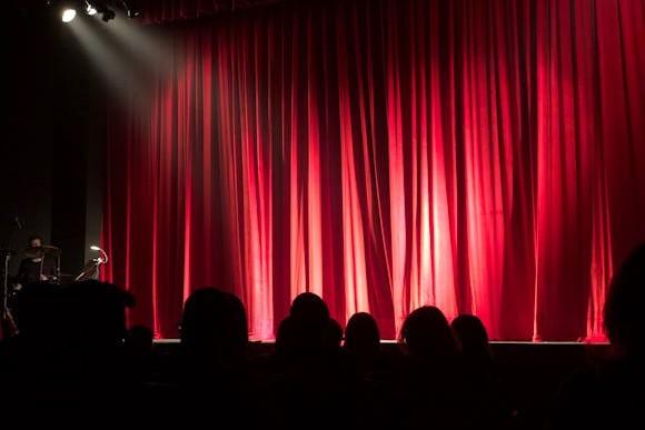 Plongez au coeur des métiers du social et du soin lors d'une soirée unique