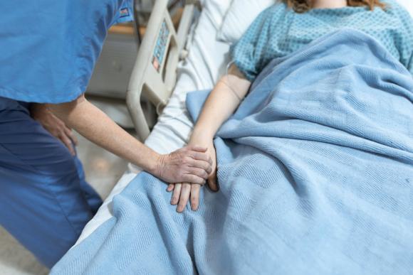 Reprendre des études à 34 ans pour devenir aide-soignante&nbsp;: le début d'un parcours qui a du sens