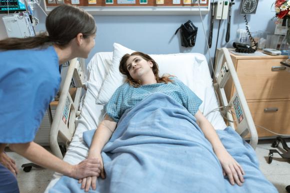 Aide-soignante&nbsp;: indispensable mais méprisée par ses pairs et la société&nbsp;?