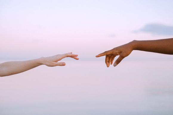 Quand les mots manquent, le toucher parle&nbsp;: la communication non verbale en soin
