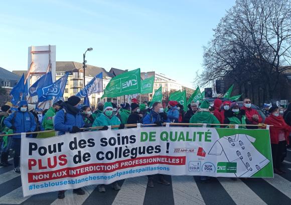 Manifestation de la santé&nbsp;: « Quel est le pire ? 10% de soignants non-vaccinés ou 10% de soignants absents ? »