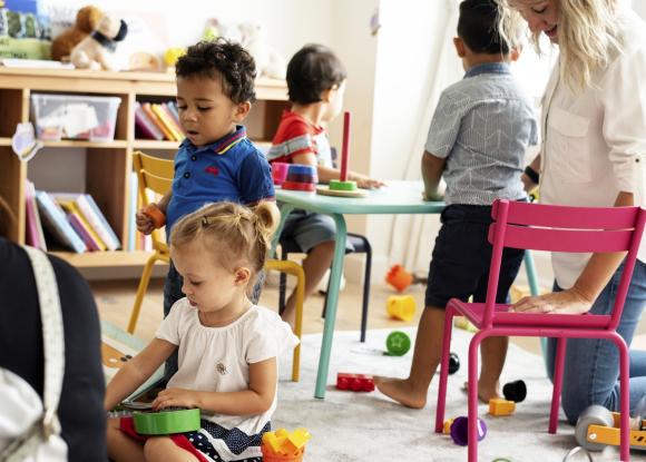 Quelles sont les formations pour devenir accueillant-e-s d'enfants en Belgique&nbsp;?