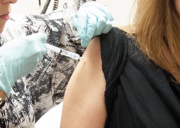 L'obligation vaccinale des soignants adoptée en commission