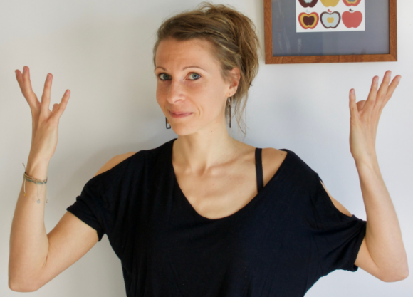 Inclusion : Florence, logopède, crée des comptines en langue des signes