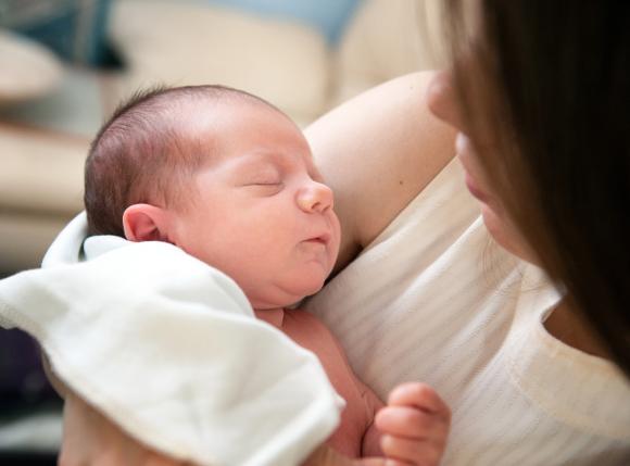 Inédit en Belgique: des bénévoles câlinent les bébés hospitalisés