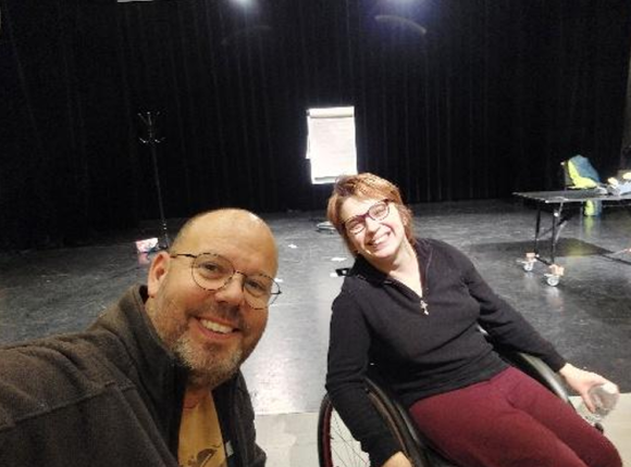 Le travail éducatif mis en scène par un éducateur spécialisé et une artiste en situation de handicap