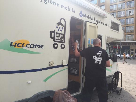 Rolling Douche et Bulle roulent pour l'hygiène des sans-abris (VIDEO)